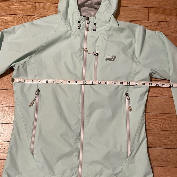 New Balance Mint Green Cool Weather Hooded Running Jacket W’s S - Picture 6 of 8